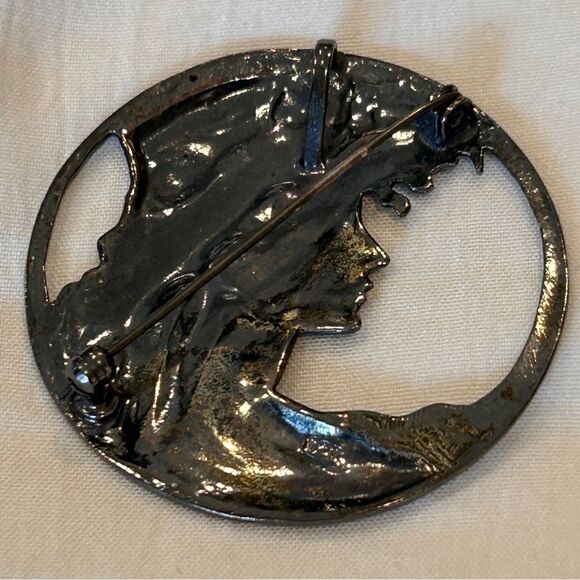 VINTAGE ART DECO STERLING SILVER MAIDEN LADY PORTRAIT REPOUSSE ROUND PIN PENDANT - Picture 2 of 7